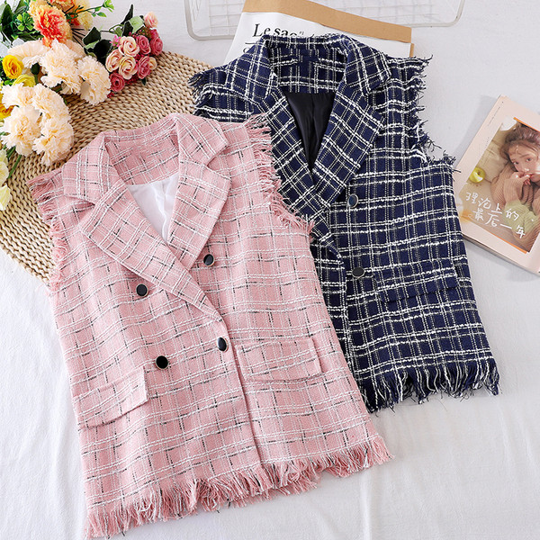 Κομψό γυναικείο γιλέκο με γιακά και κουμπιά σε σχήμα V