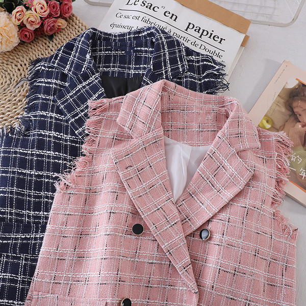 Κομψό γυναικείο γιλέκο με γιακά και κουμπιά σε σχήμα V