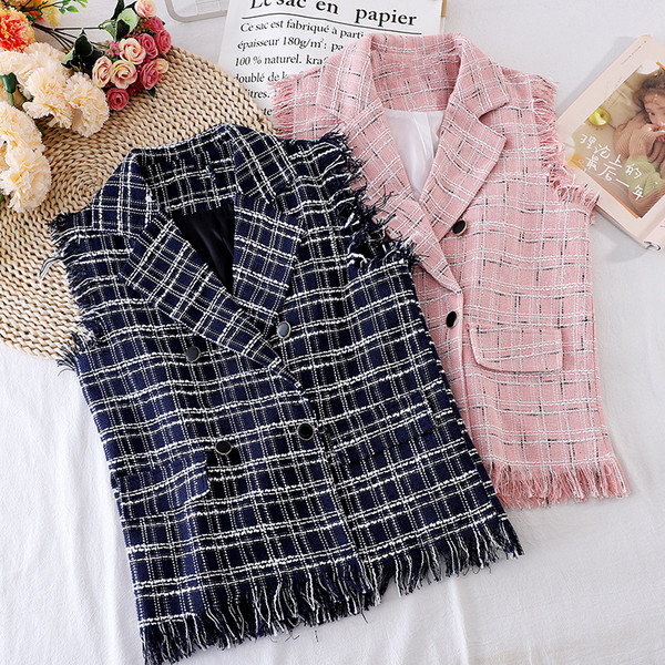 Κομψό γυναικείο γιλέκο με γιακά και κουμπιά σε σχήμα V