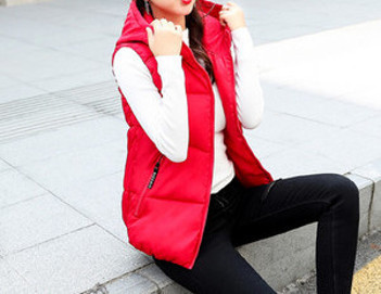 Naiste vest kapuutsiga ja aplikatsiooniga seljal