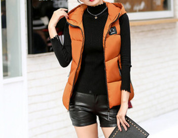 Naiste vest kapuutsiga ja aplikatsiooniga seljal