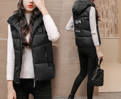 Naiste vest kapuutsiga ja aplikatsiooniga seljal