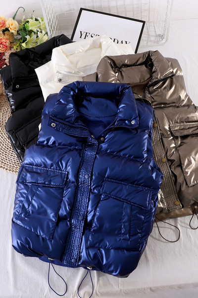 Ženski sportsko-ležerni prsluk s visokim ovratnikom i džepovima