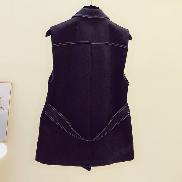 Moteriška laisvalaikio liemenė juodos spalvos su sagomis