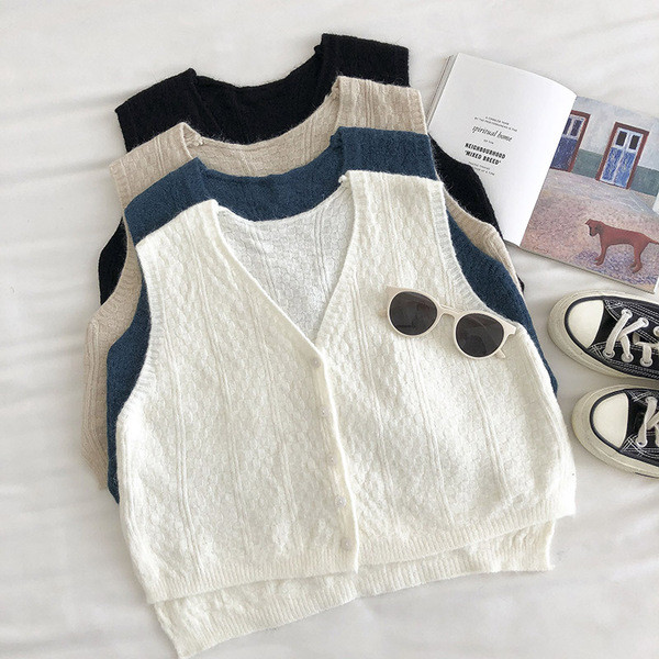 Moteriška megzta liemenė V formos iškirpte