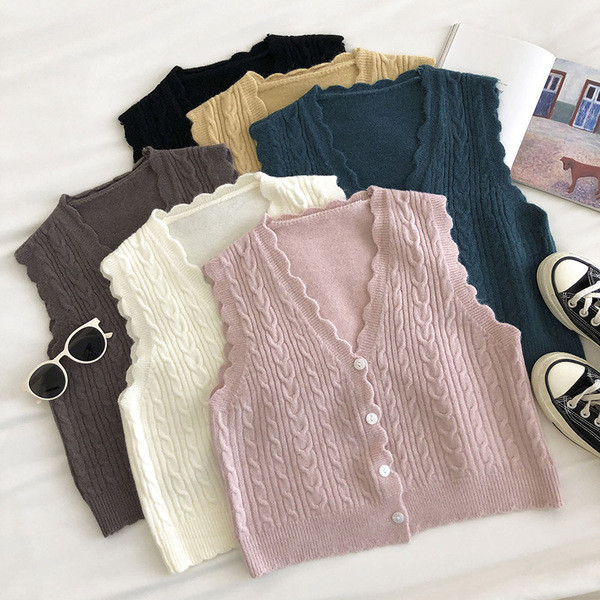 Megzta moteriška liemenė su sagutėmis ir špicine iškirpte