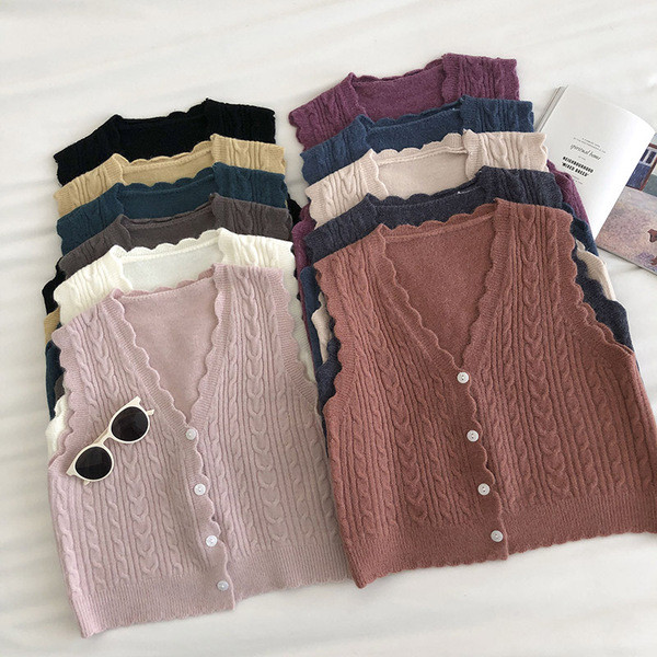 Megzta moteriška liemenė su sagutėmis ir špicine iškirpte