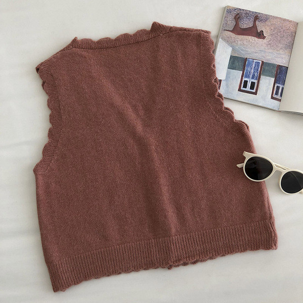 Megzta moteriška liemenė su sagutėmis ir špicine iškirpte