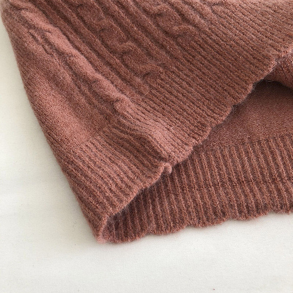 Megzta moteriška liemenė su sagutėmis ir špicine iškirpte