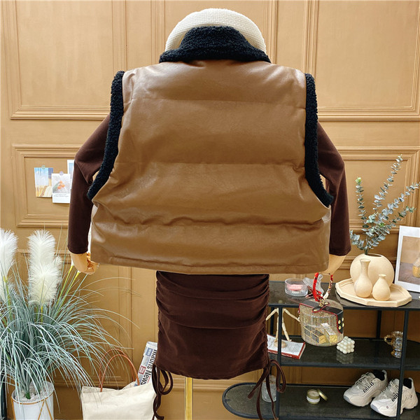 Naujo modelio moteriška eko odos liemenė su sagomis ir kišenėmis