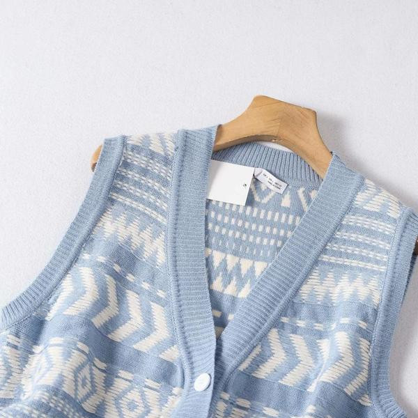 Sieviešu ikdienas veste ar pogām un špica kakla izgriezumu