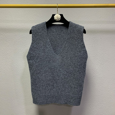 Naiste spits-kaelusega talvevest