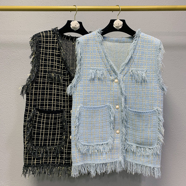 Šiuolaikinė moteriška liemenė su kišenėmis ir kutais