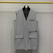 Must-valge spitsikaelusega naiste vest