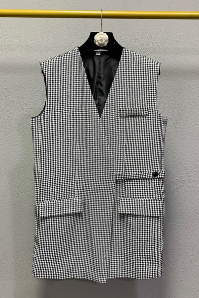 Must-valge spitsikaelusega naiste vest