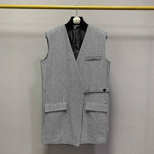 Must-valge spitsikaelusega naiste vest