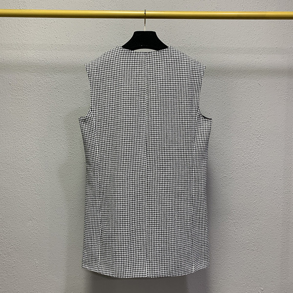 Must-valge spitsikaelusega naiste vest