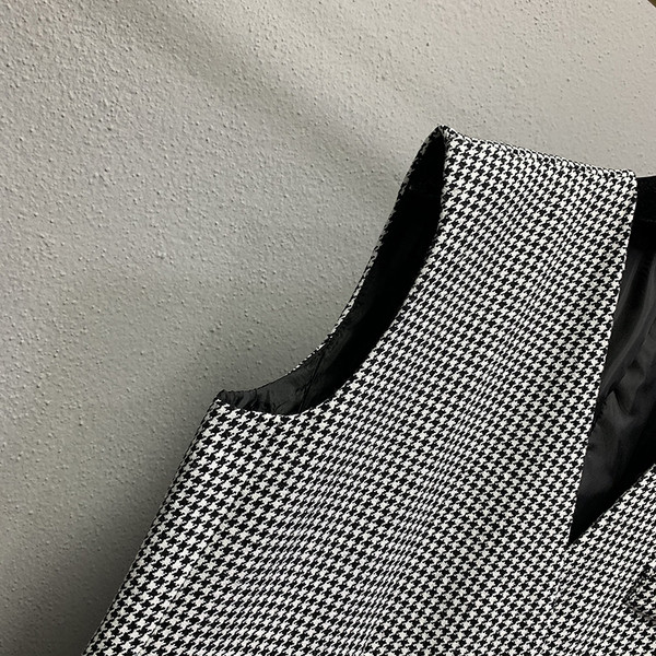 Must-valge spitsikaelusega naiste vest