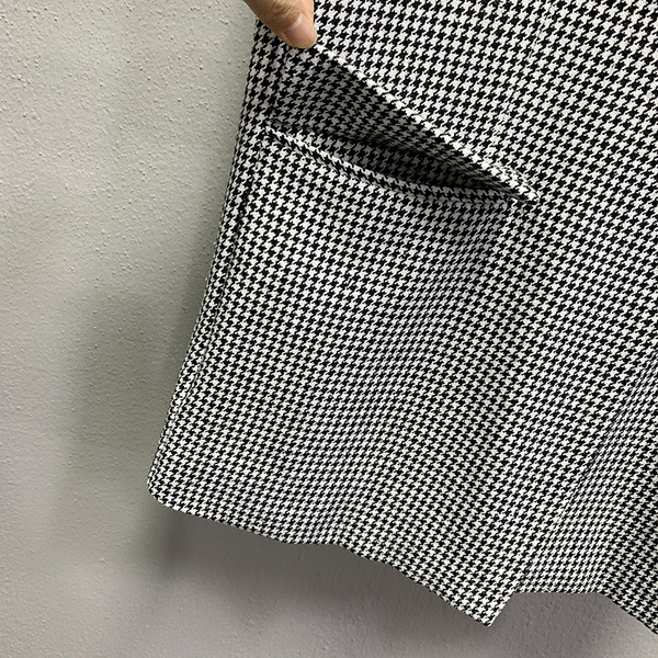 Must-valge spitsikaelusega naiste vest