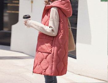 Dugi ženski prsluk s kapuljačom s džepovima i patentnim zatvaračem