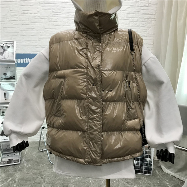 Naiste moodne kõrge krae ja taskutega vest