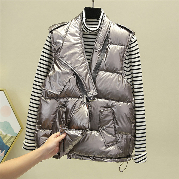 Mitmes värvitoonis lukuga ja taskutega naistevest