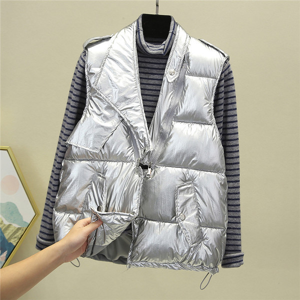 Mitmes värvitoonis lukuga ja taskutega naistevest