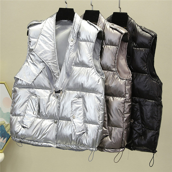 Mitmes värvitoonis lukuga ja taskutega naistevest