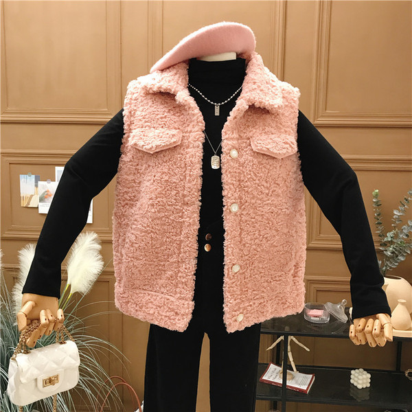 Dabartinė moteriška pūkinė liemenė su apykakle ir sagomis