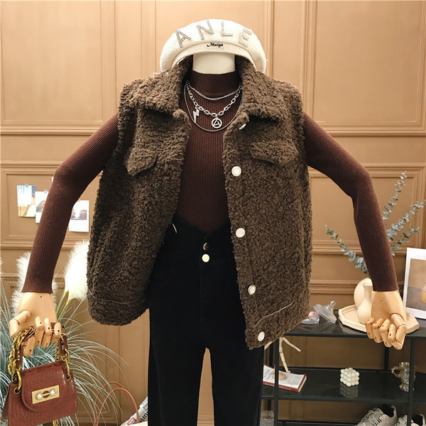 Dabartinė moteriška pūkinė liemenė su apykakle ir sagomis