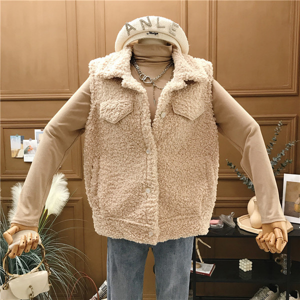 Dabartinė moteriška pūkinė liemenė su apykakle ir sagomis