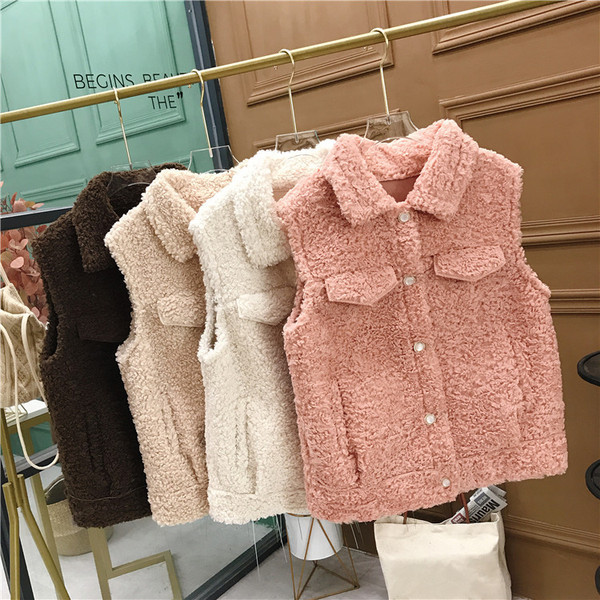 Dabartinė moteriška pūkinė liemenė su apykakle ir sagomis