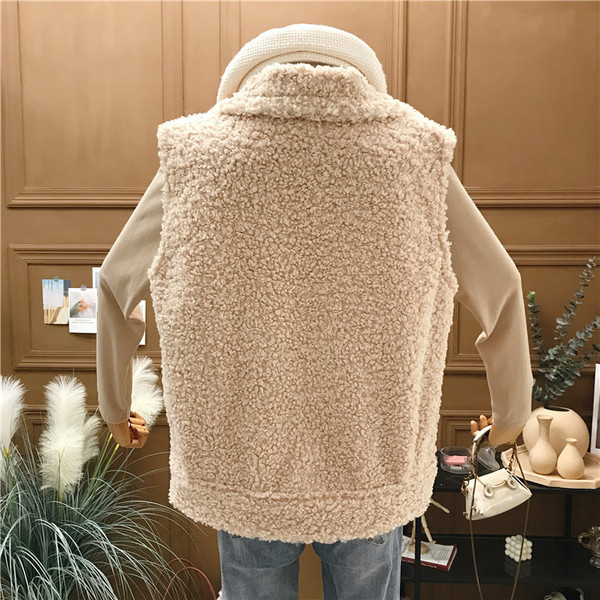 Dabartinė moteriška pūkinė liemenė su apykakle ir sagomis