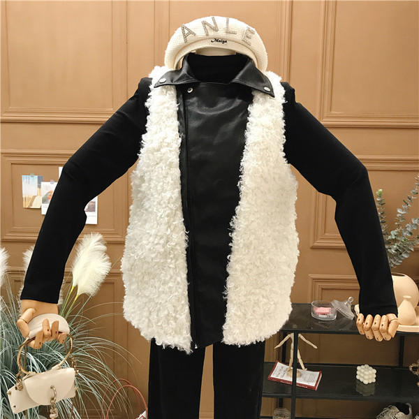 Novi model ženskog perjanog prsluka sa kožnim detaljima