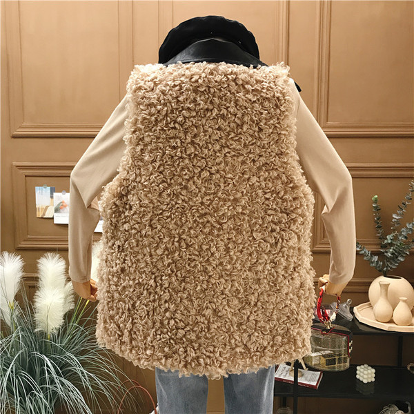 Novi model ženskog perjanog prsluka sa kožnim detaljima