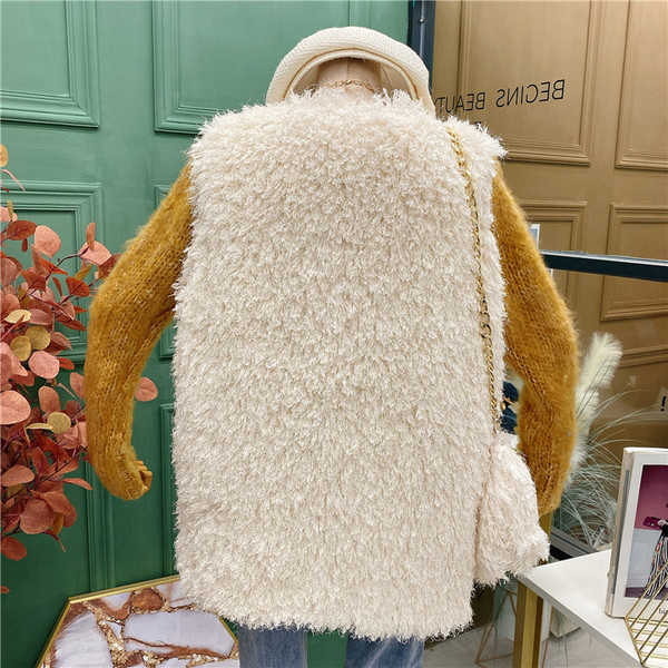 Dabartinė moteriška pūkinė liemenė V formos apykakle