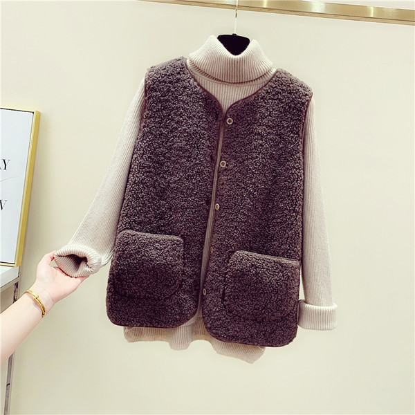 Naiste nööpide ja taskutega sulevest neljas värvitoonis