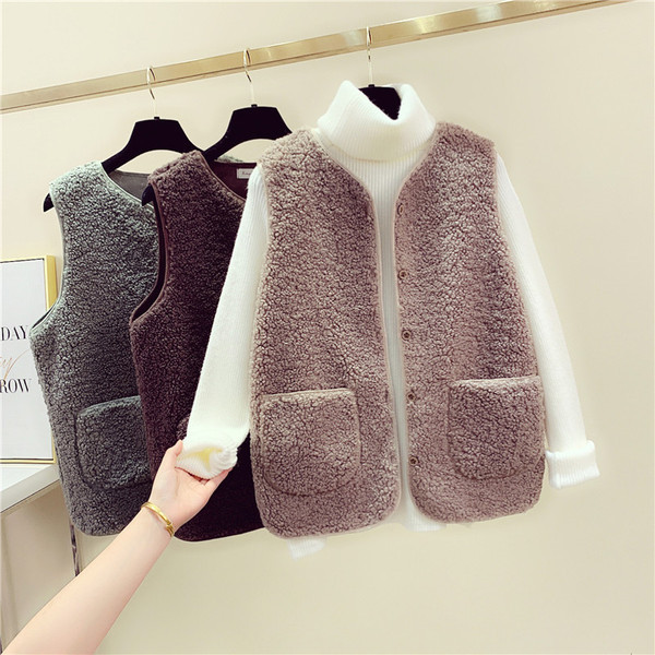 Naiste nööpide ja taskutega sulevest neljas värvitoonis