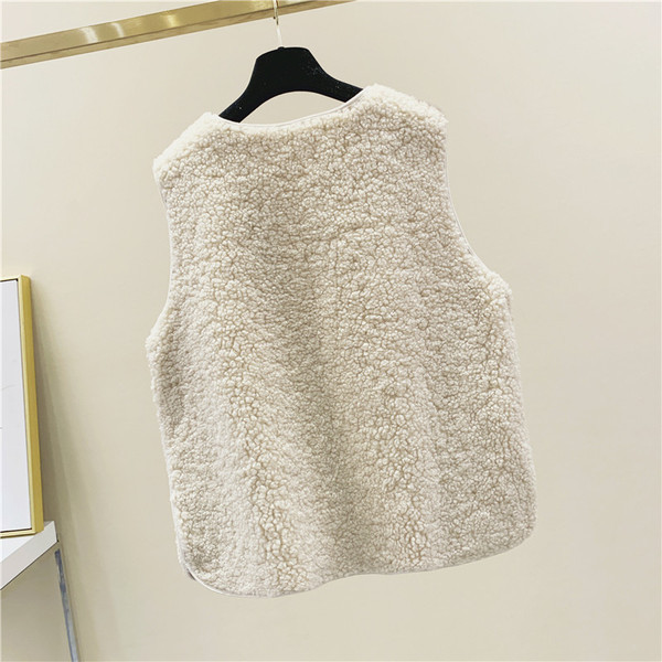 Naiste nööpide ja taskutega sulevest neljas värvitoonis