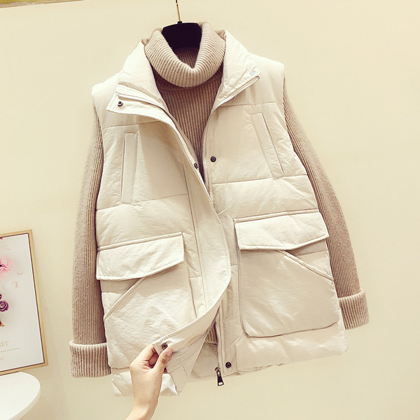 Moderan ženski prsluk s džepovima i visokim ovratnikom