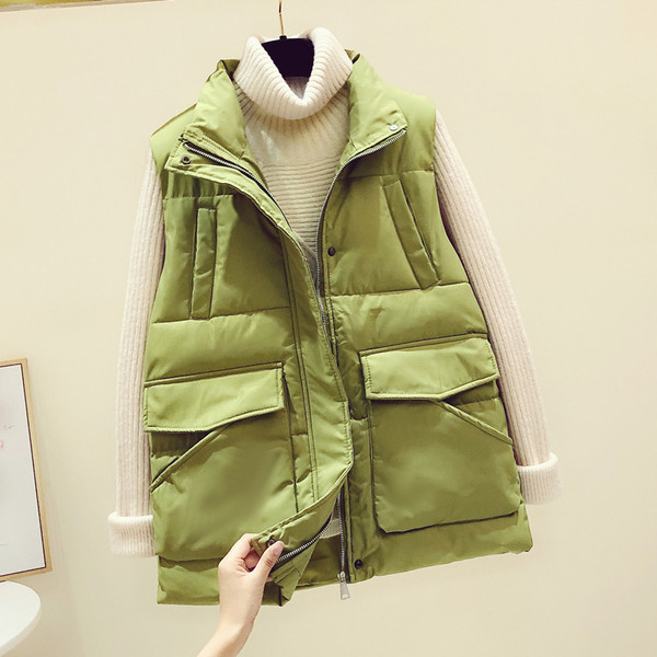 Moderan ženski prsluk s džepovima i visokim ovratnikom