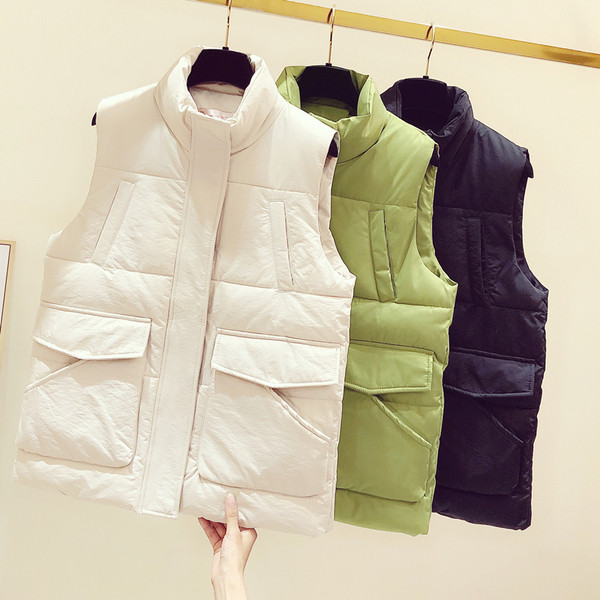 Moderan ženski prsluk s džepovima i visokim ovratnikom