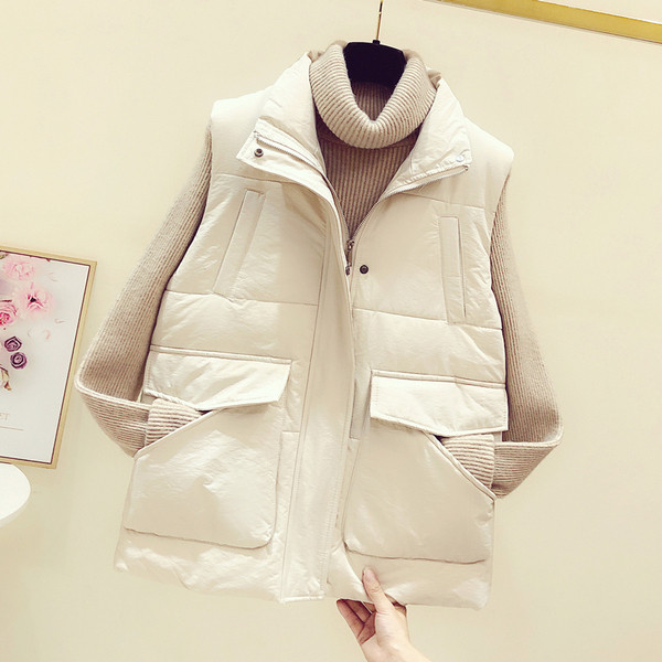 Moderan ženski prsluk s džepovima i visokim ovratnikom