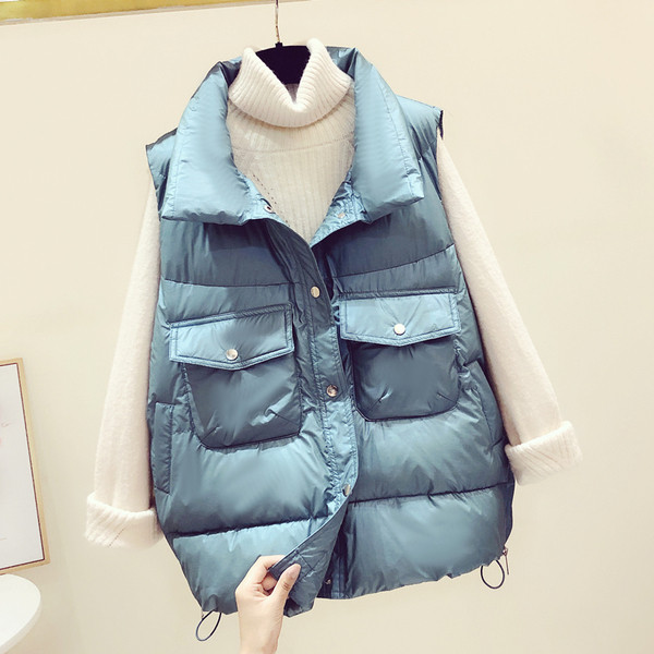 Naiste taskute ja nööpidega vest