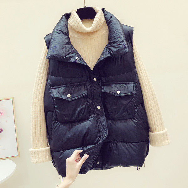 Naiste taskute ja nööpidega vest