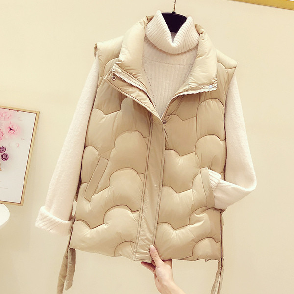 Uus mudel taskute ja lukuga naistevest