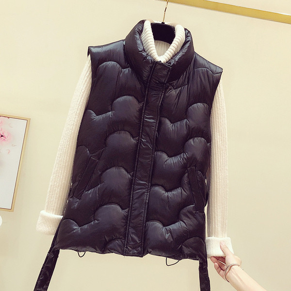 Uus mudel taskute ja lukuga naistevest