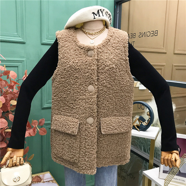 Praegune naiste vest ovaalse krae ja nööpidega