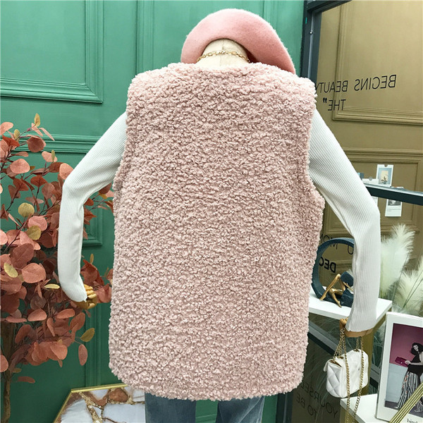 Praegune naiste vest ovaalse krae ja nööpidega