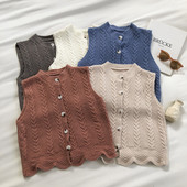 Kootud naiste vest nööpide ja ümara kaelusega